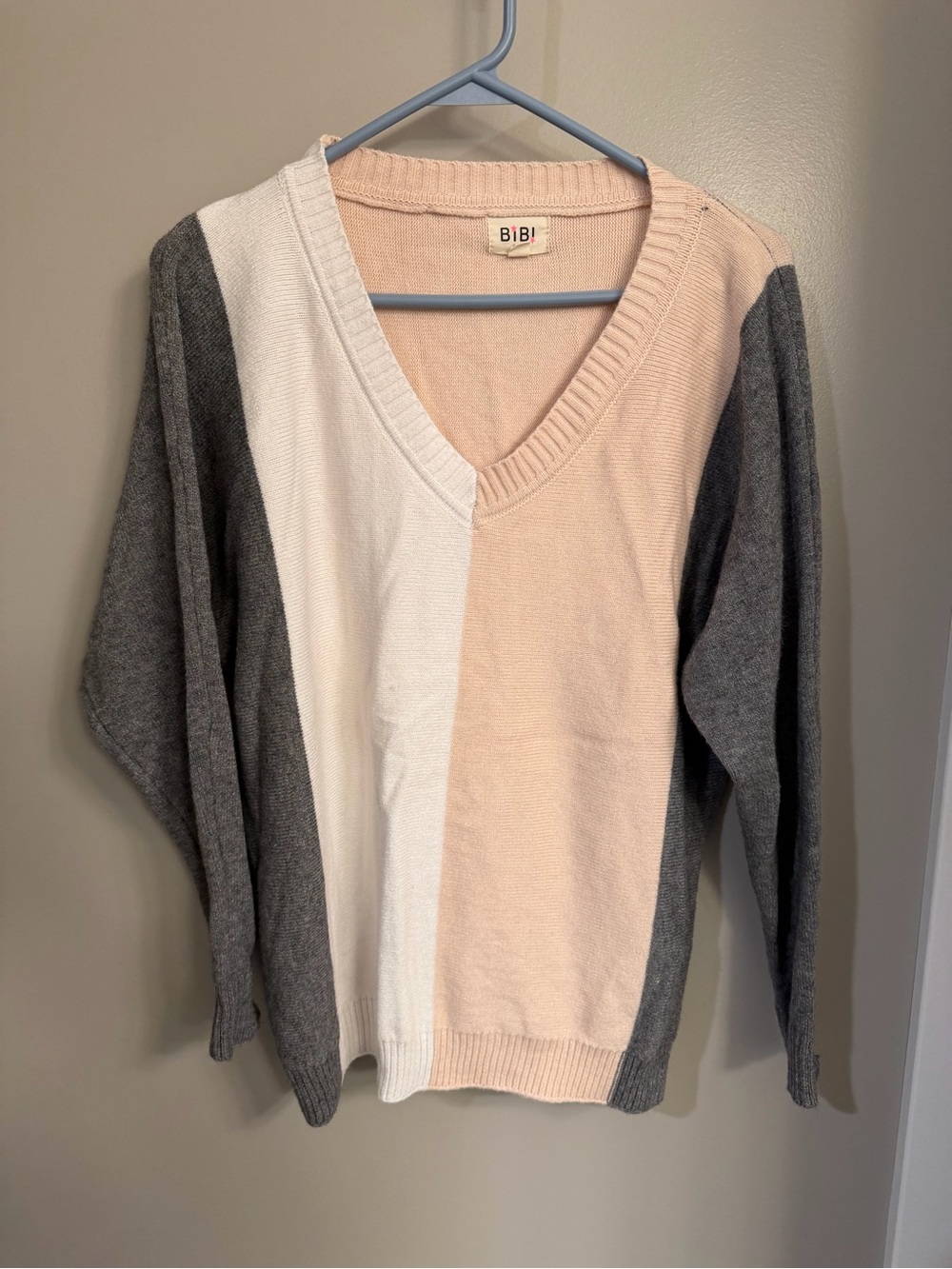 BiBi Colorblock V-Neck Sweater in Blush, White & Gray